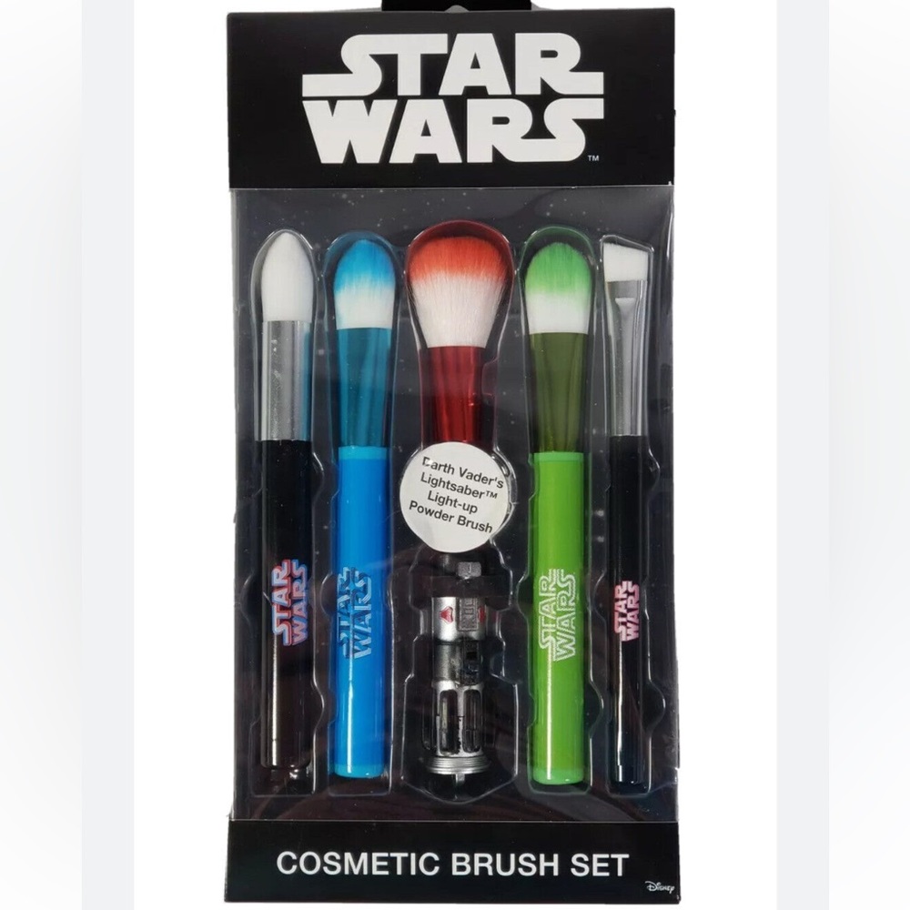 STAR WARS 5 piece Makeup Brushes w/ Lightsaber brush LIGHTS UP